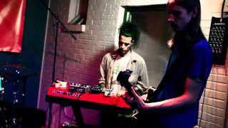 Converse Rubber Tracks - Ready, Set: Psychic Ills Performs "That's Alright"