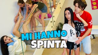 LE GEMELLINE MI HANNO SPINTA GIÙ DALLE SCALE!!!  - by Charlotte M.