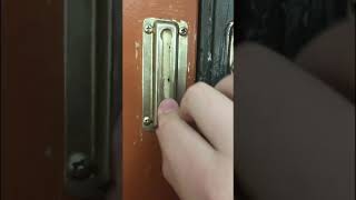 How to lock and unlock a chain bolt