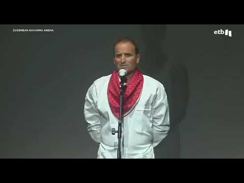 Jagoba Arrasateren bertsoa Zetak taldearen 'Mitoaroa' ikuskizunean