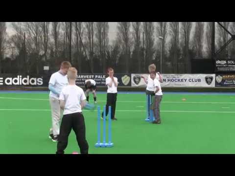 Primary PE Lesson Plan Ideas for Teachers.  Cricket - Pairs Cricket game.