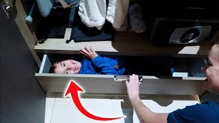 Cache-cache dans notre chambre !