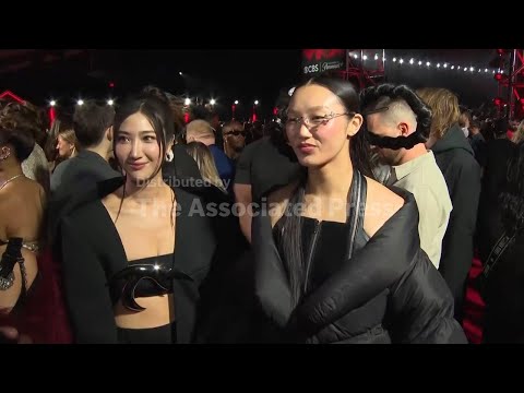 HUNTER/X singers and YUNGBLUD talk on the VMA red carpet