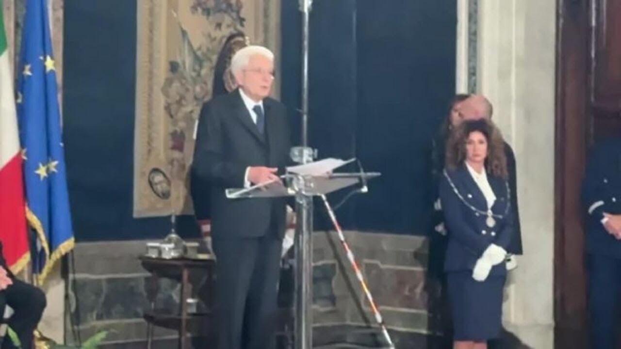 "Buon 2026", poi applauso e strette di mano per Mattarella allo scambio degli auguri al Quirinale