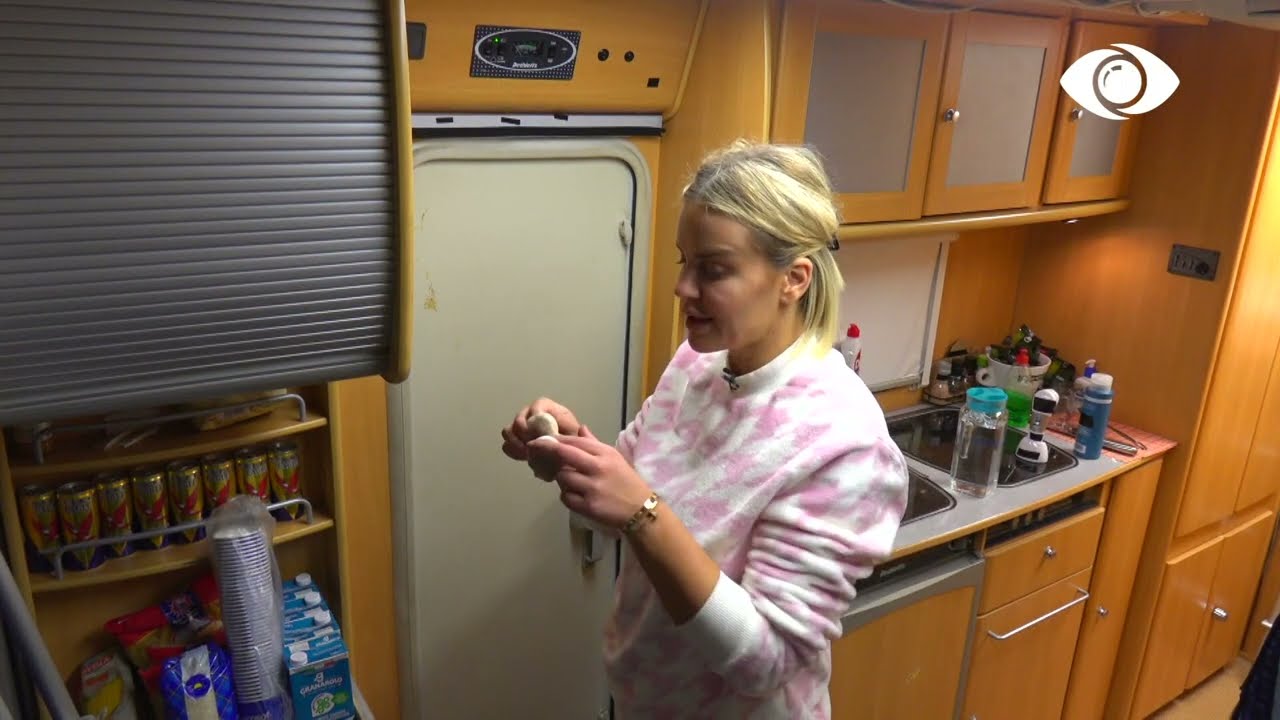 Ka për të shpërthyer/Vajzat bisedojnë në rulot