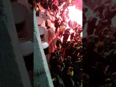 "Entrando los bombos  (Peñarol vs Danubio 2017)" Barra: Barra Amsterdam • Club: Peñarol