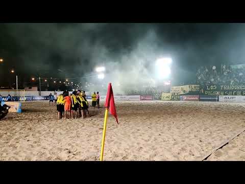 "¡La hinchada de Peñarol en el fútbol playa!" Barra: Barra Amsterdam &bull; Club: Peñarol