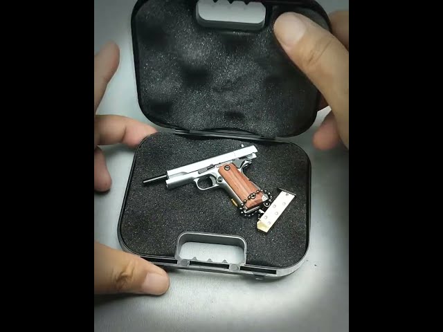 Vídeo relacionado con Genérico Llavero Pistola Colt 1911, Réplica a Escala 1:3, Metal, 9 cm, con Cargador Extraíble y Cadena Metálica, colgante decorativo para mochilas o para llaves