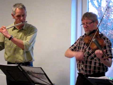 "Egen stemning" spiller "Waltz of the waves"