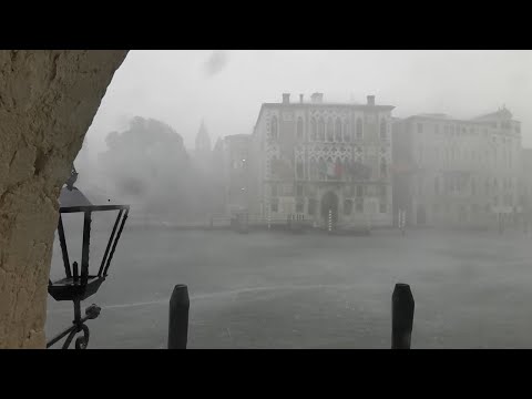 Duerma Instantáneamente con Sonido de Lluvia y Truenos - Fuerte Lluvia con Truenos para Dormir