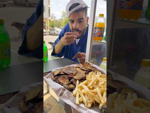 رجل فقير يدخل المطعم ويخرج دون دفع الحساب.. سر لم يتوقعه صاحب المطعم!🍔 #funnyvideos