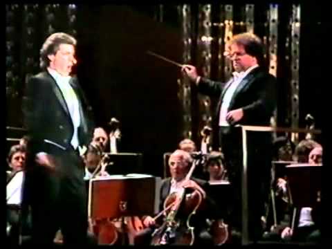 Thomas Hampson - Largo al factotum (Il barbiere di Siviglia) 1986.flv