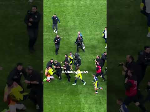 Derbi sonunda saha karıştı 😳 #galatasaray #fenerbahçe
