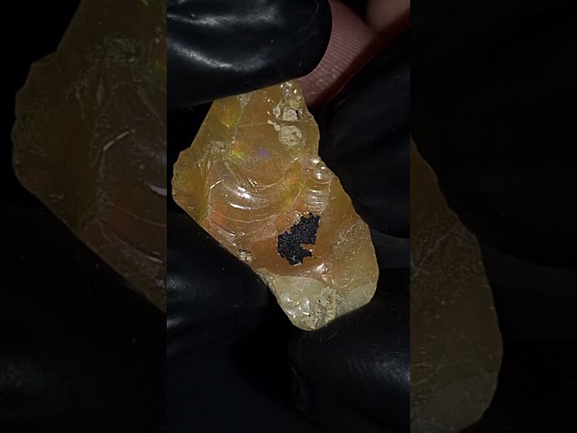 حجر اوبال خام طبيعي تحفة للإقتناء أو الإهداء
