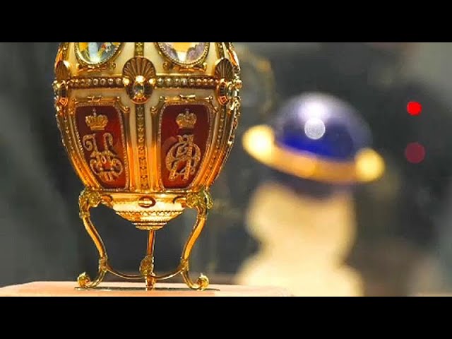 Vídeo relacionado con danila-souvenirs Huevo al estilo Fabergé de coronacion imperial/Caja de Joya con carruaje 6,5 cm azul