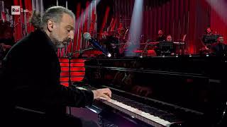 Stefano Bollani canta "Una zebra a pois" e "Tintarella di luna" - Una storia da cantare 22/02/2020