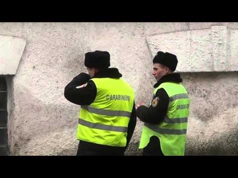 Curaj.TV // Unitatea militară de pe Tighina - fără geamuri. Carabinierii interzic filmarea