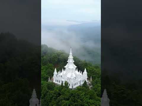 A vista de Wat Phra That Si Mueang Pong em Chiang Mai outra estrutura metálica de Phra na Tailândia