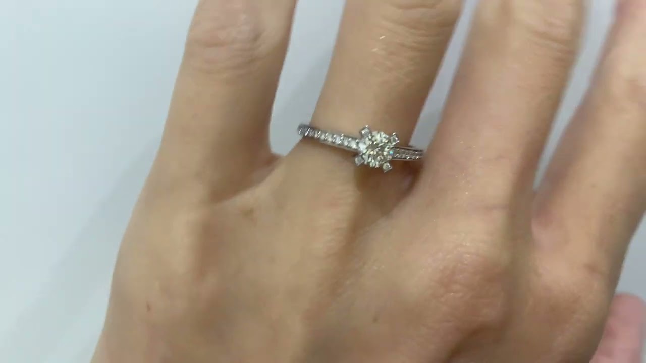 Элегантное кольцо с круглым белым бриллиантом