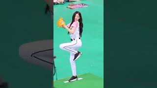 her leg is almost 107 cm 😮