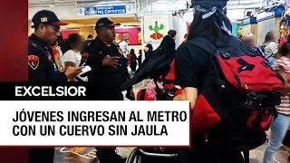 Jóvenes ingresan al Metro de la CDMX con todo y cuervo