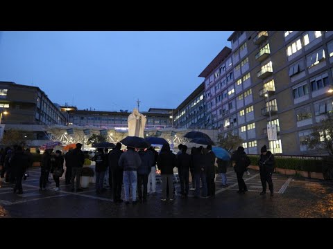 Faithful gather outside hospital where Pope Francis is being treated | AFP