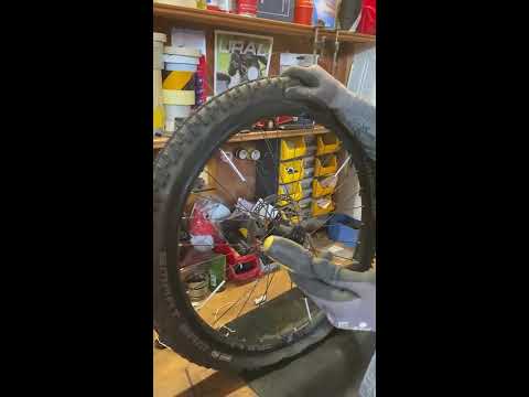 Einfacher Trick zum E-Bike Reifenwechsel