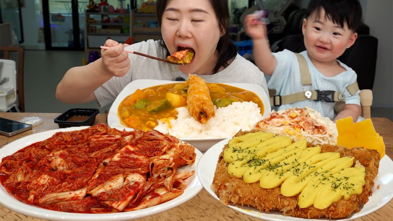 [가족먹방] 야채, 돼지고기를 넣은 카레라이스와 치즈돈가스에 고구마 무스 토핑, 김치.