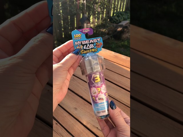 Vídeo relacionado con MrBeast Lab Swarms serie Fusión de Combate, megapack de laboratorio, 14 microbestias con una cabeza de martillo buscadísima, +80 para coleccionar, pegatinas y cápsulas de fusión apilables para exhibir