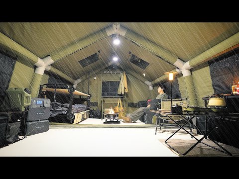 Luxuscamping im aufblasbaren XXL-Zelt im Regen. mit Land Rover DEFENDER