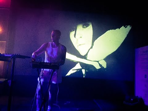 Hantrax I Kissed a girl - 11 Kunstenaars tegen de muur