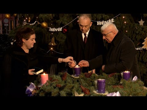 A negyedik gyertya meggyújtása a város adventi koszorúján