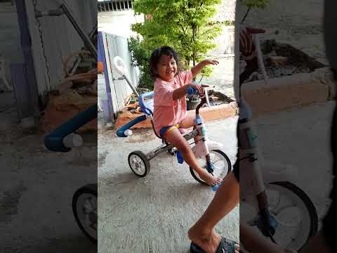 hallo dde nay mau belajar naik sepede nih tmn2....