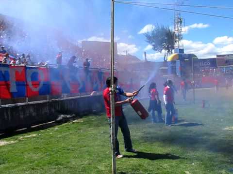 "Xelajú. Porra Sexto Estado y su humo rojo y azul..AVI" Barra: Sexto Estado &bull; Club: Xelajú
