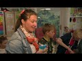 Kinderen sporten en zingen bij Koningsspelen in Flevoland