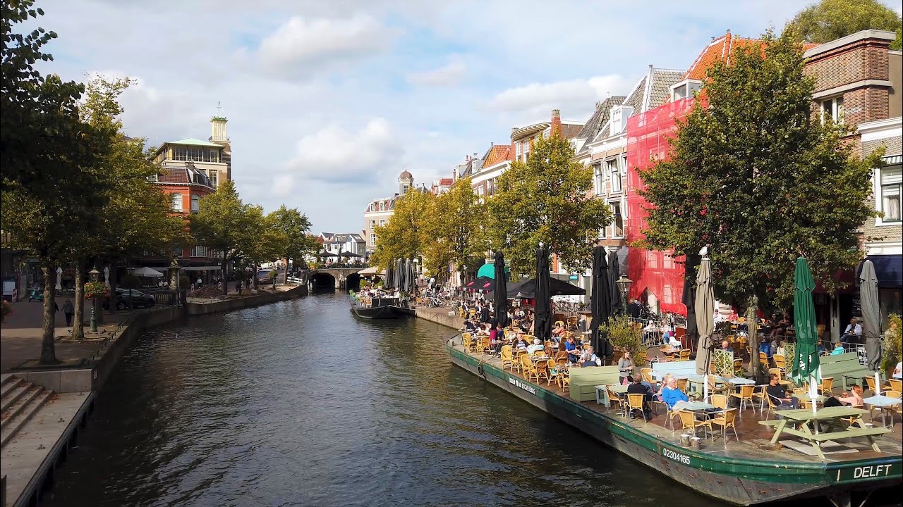 Immersive street-level walking tour through Leiden Rapenburg, Netherlands, showcasing authentic urban landscapes, local architecture, and the vibrant atmosphere of the city's neighborhoods