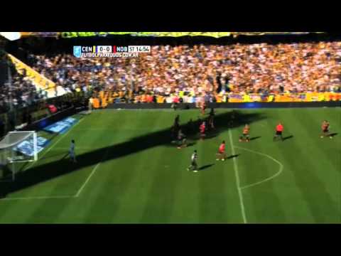Caranta se lo sacó a Boyé. Rosario Central 0 - Newell's 0. Fecha 24. Primera División 2015. FPT.