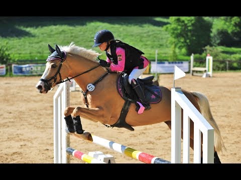 Malu (10) und Duebaree - Stil A* mit Geländesprüngen auf dem Geisbüschhof am 01.06.2019