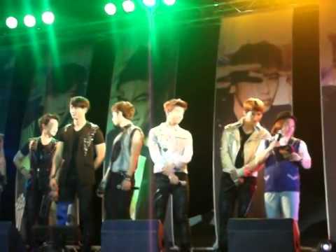 110918 hands up - 2PM Guerilla concert