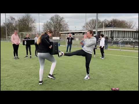 Kickboksen op het A-veld van S.V. Marken, vrijdag 26 maart 2021