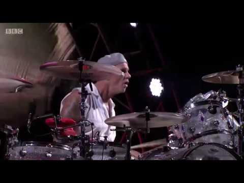 Red Hot Chili Peppers - We Will Rock You (Queen Cover) - Reading Festival 2016