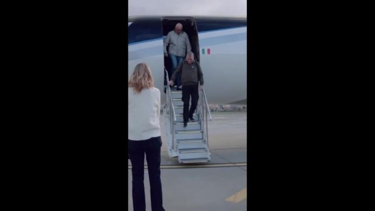 Trentini abbraccia la mamma, Burlò i figli. Il rientro in Italia dopo la liberazione dal Venezuela