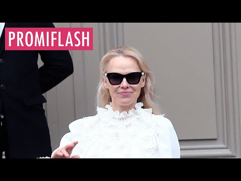 Ganz in Weiß: So elegant zeigt sich Pamela Anderson in Paris