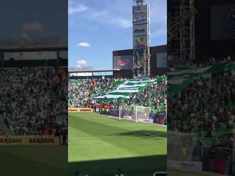 "La Komun (Santos Laguna) mostrando manta en forma de playera por sus 35 aniversario." Barra: La Komún &bull; Club: Santos Laguna &bull; País: México