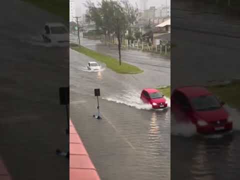 Motoristas sofrem com enchente em cidade do Rio Grande do Sul