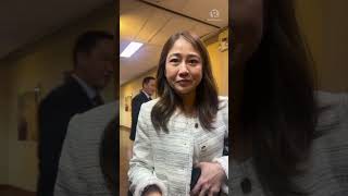 What was Mae Divinagracia holding while examining hostile witness