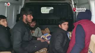 Hendek’te Minibüs Kasasındaki Göçmenleri Polis Yakaladı