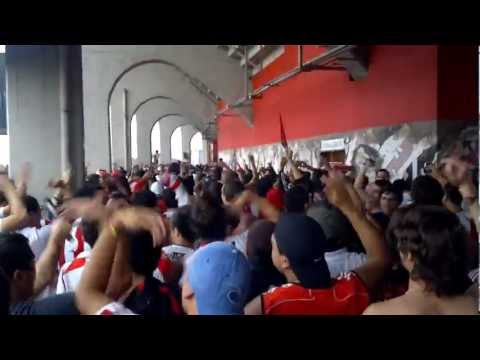 "River vos sos mi vida" Barra: Los Borrachos del Tablón &bull; Club: River Plate &bull; País: Argentina