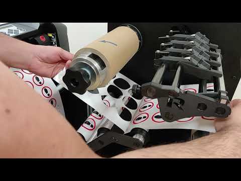 Como alimentar un tren de acabado de etiquetas LabelCut R20s.