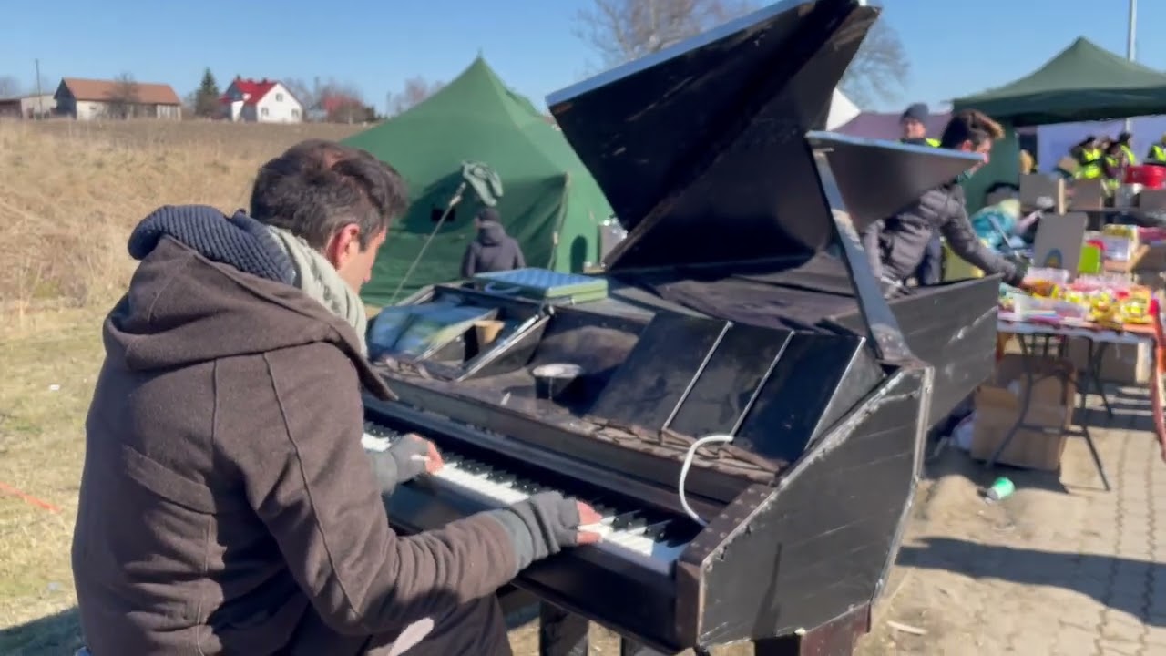 Pianista en un campo de refugiados en Polonia